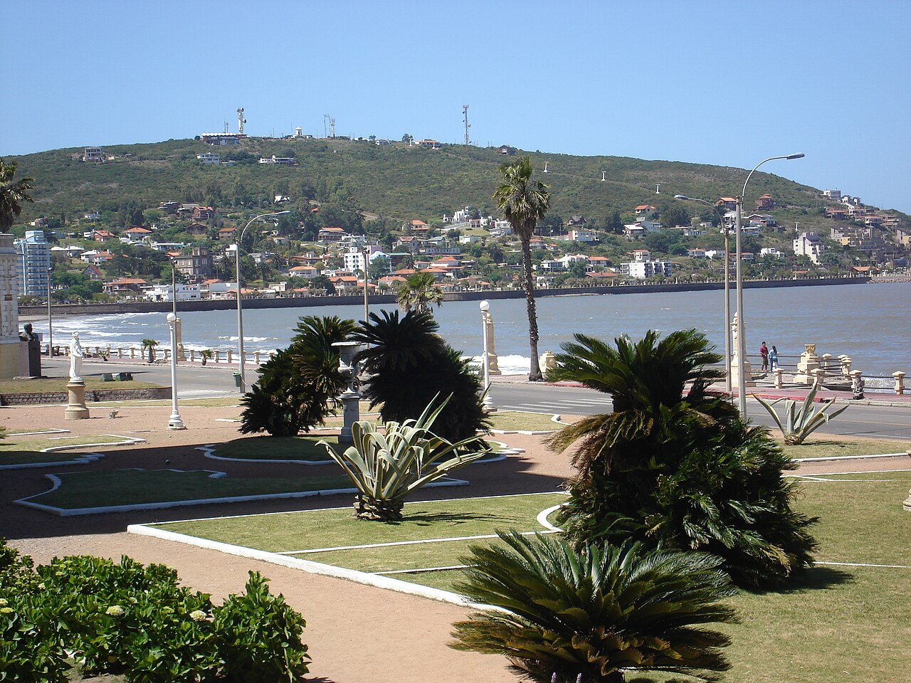 Rambla de Piriápolis con el Cerro San Antonio