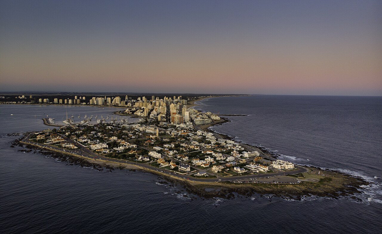 Vista aérea de la península de Punta del Este al atardecer